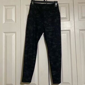 Black camo women’s leggings